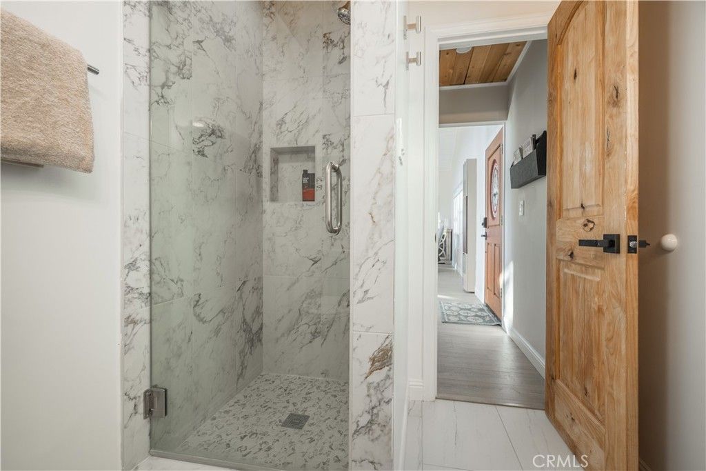 Image 34 of property listing at 43911 Yosemite Drive, Big Bear Lake, CA 92315