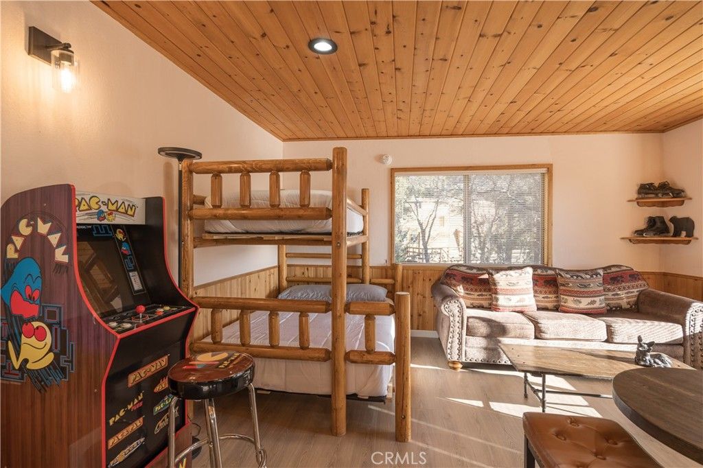 Image 38 of property listing at 43911 Yosemite Drive, Big Bear Lake, CA 92315
