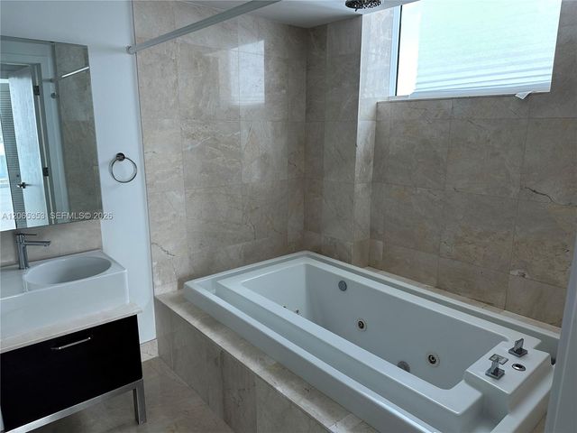 218 SE 14th St 1908, Miami, FL 33131