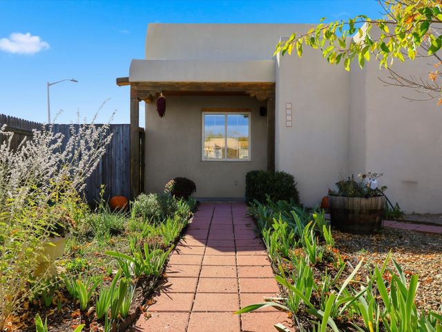 6356 Jaguar Drive, Santa Fe, NM 87507