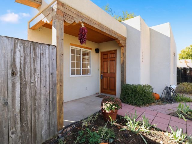 6356 Jaguar Drive, Santa Fe, NM 87507