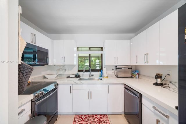 10350 SW 4th St, Sweetwater, FL 33174