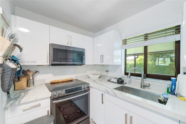 10350 SW 4th St, Sweetwater, FL 33174