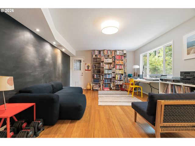 2727 Sw PATTON Ct, Portland, OR 97201