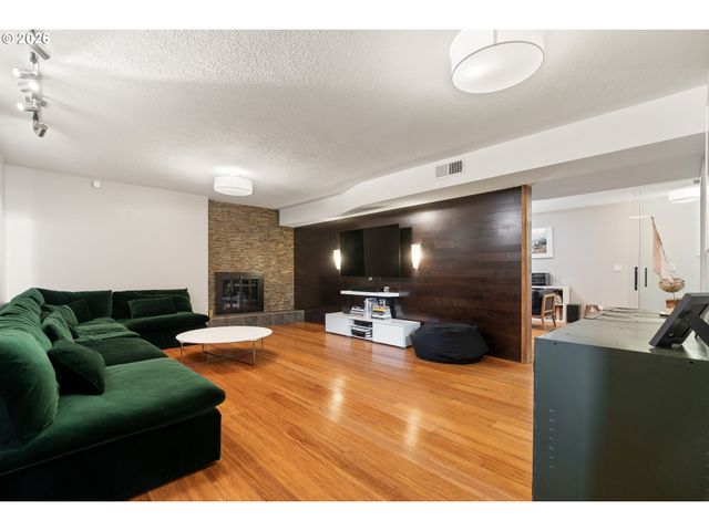 2727 Sw PATTON Ct, Portland, OR 97201
