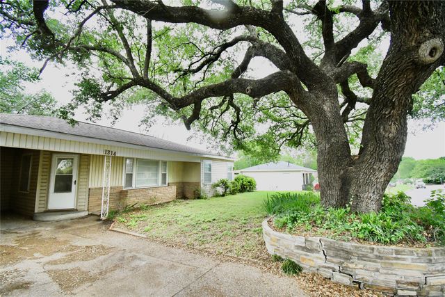 1314 W Water Street, Weatherford, TX 76086