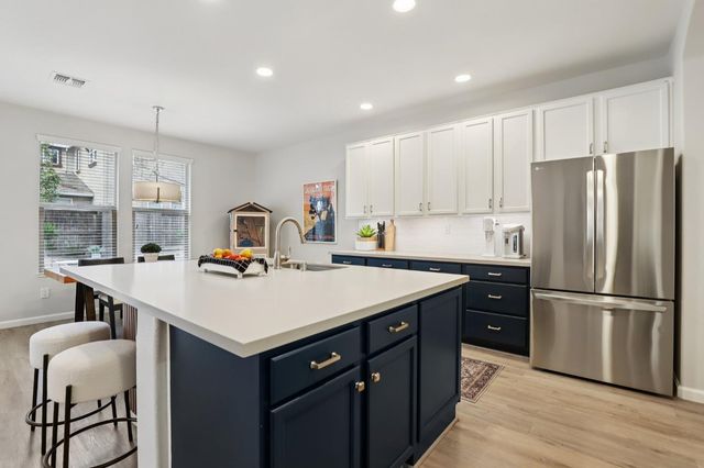 1040 Waterford Dr, West Sacramento, CA 95605
