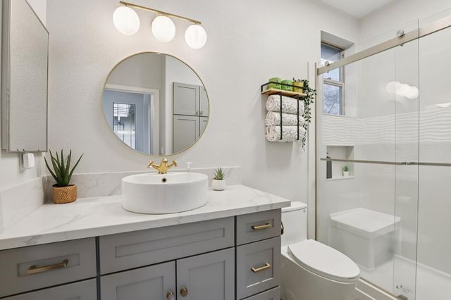 1040 Waterford Dr, West Sacramento, CA 95605