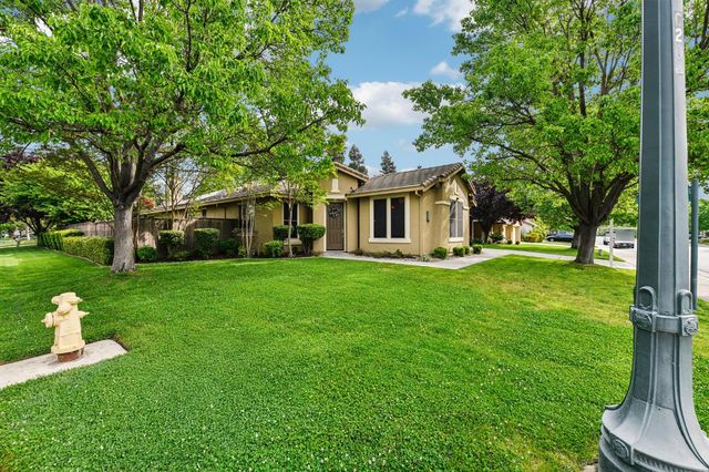 1040 Waterford Dr, West Sacramento, CA 95605