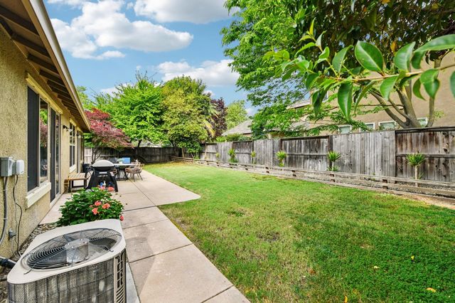 1040 Waterford Dr, West Sacramento, CA 95605