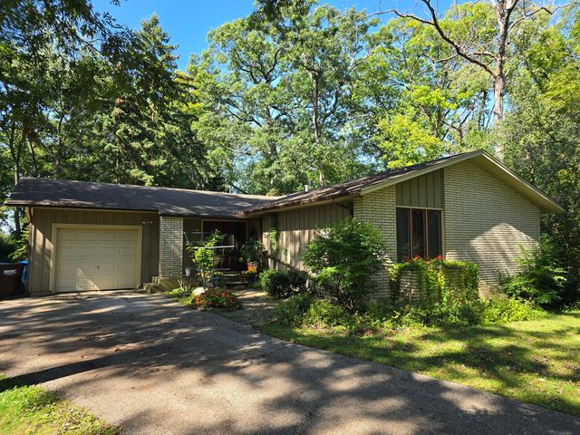 905 HICKORY Road, Woodstock, IL 60098
