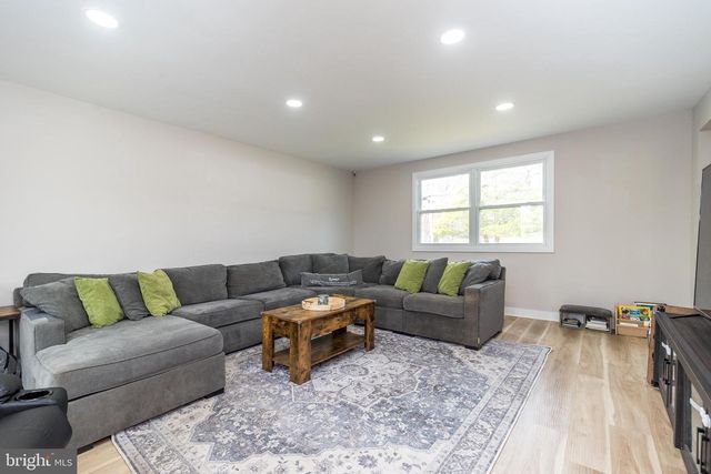 253 LUFF LN, Warminster, PA 18974