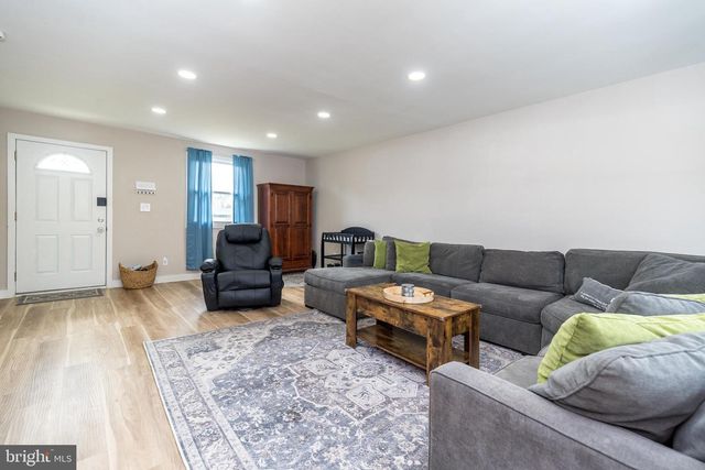 253 LUFF LN, Warminster, PA 18974