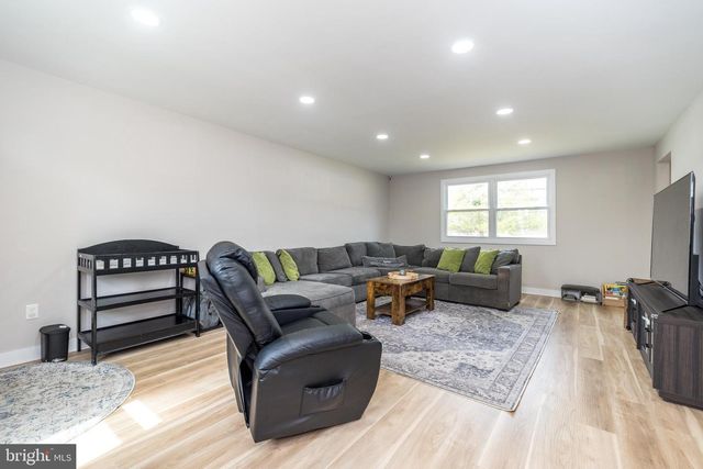 253 LUFF LN, Warminster, PA 18974