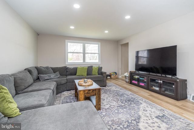 253 LUFF LN, Warminster, PA 18974