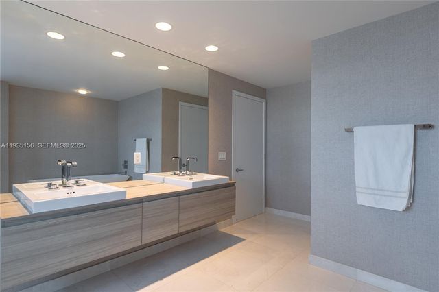 17301 NE Biscayne Blvd 908, North Miami Beach, FL 33160