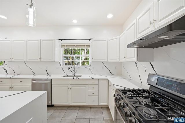 19 Colmart Way, Bridgewater, NJ 08807