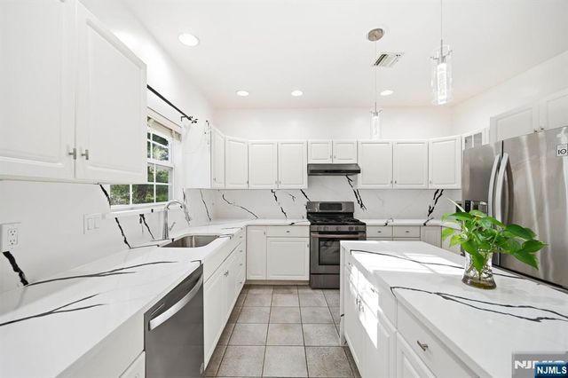 19 Colmart Way, Bridgewater, NJ 08807