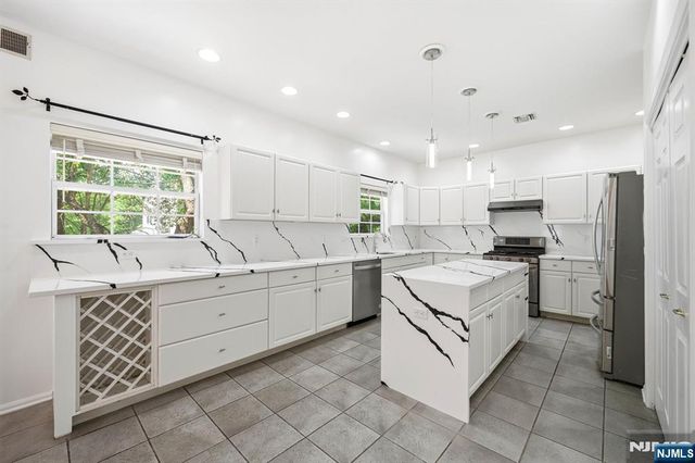 19 Colmart Way, Bridgewater, NJ 08807
