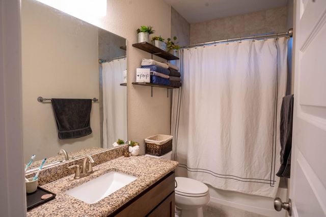 1759 Oyster CRK, Buda, TX 78610