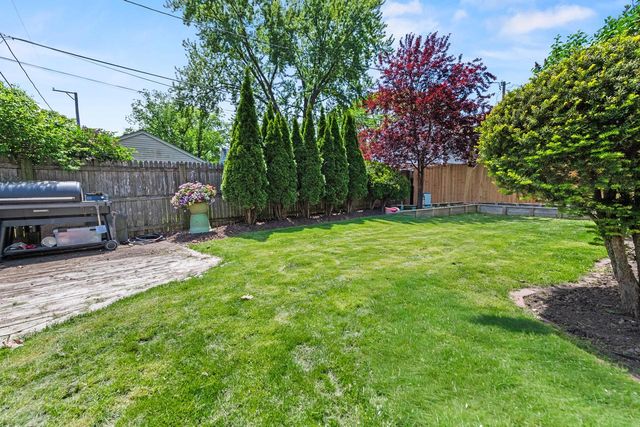 315 E Carlisle AVENUE, Whitefish Bay, WI 53217