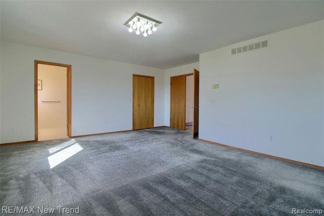 30301 Essex, Farmington, MI 48331