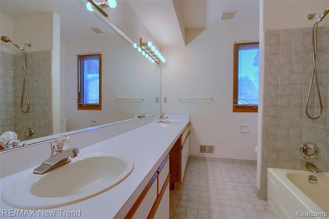 30301 Essex, Farmington, MI 48331