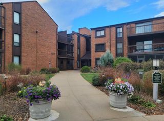 6100 W Stonehedge DRIVE #320, Greenfield, WI 53221