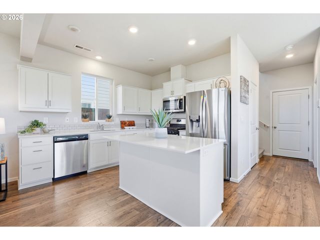 2295 LIVESAY Ln, Woodburn, OR 97071