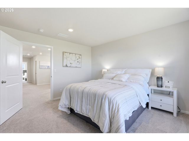 2295 LIVESAY Ln, Woodburn, OR 97071