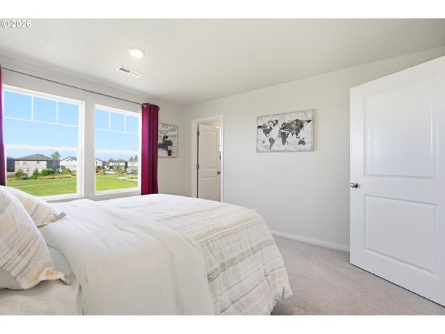2295 LIVESAY Ln, Woodburn, OR 97071