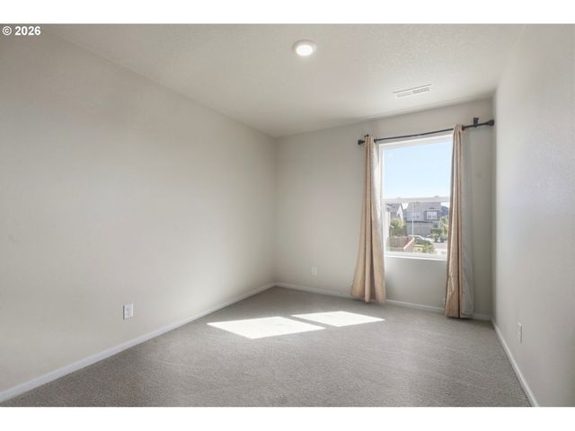 2295 LIVESAY Ln, Woodburn, OR 97071