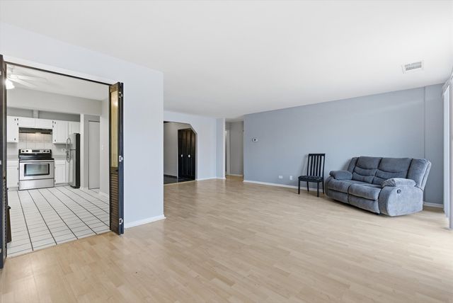 190 S Wood Dale Road 208, Wood Dale, IL 60191