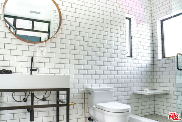 715 N El Centro Avenue, Los Angeles, CA 90038