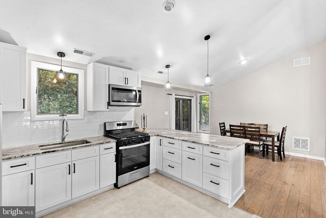 862 CARRIER DR, Strasburg, VA 22657