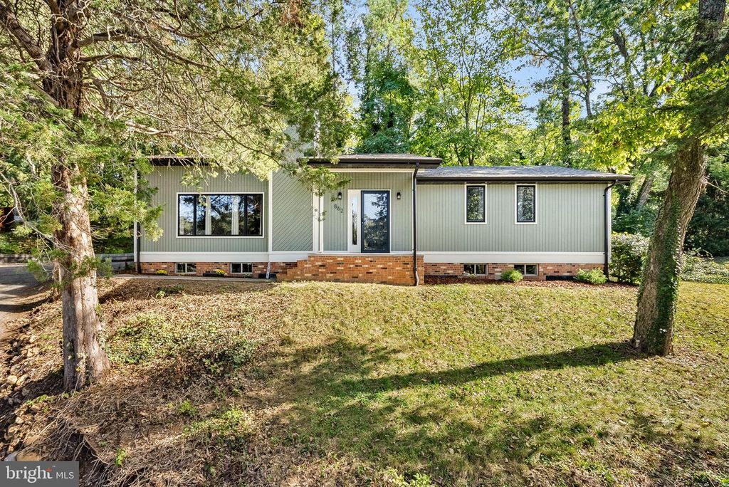862 CARRIER DR, Strasburg, VA 22657