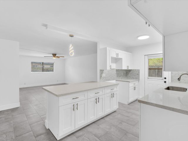 7430 Kimberly Boulevard 102d, North Lauderdale, FL 33068