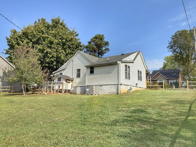 701 W 5th Street, Dickson, TN 37055