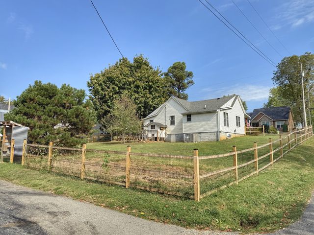 701 W 5th Street, Dickson, TN 37055