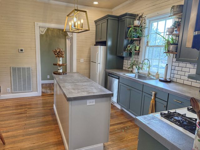 701 W 5th Street, Dickson, TN 37055