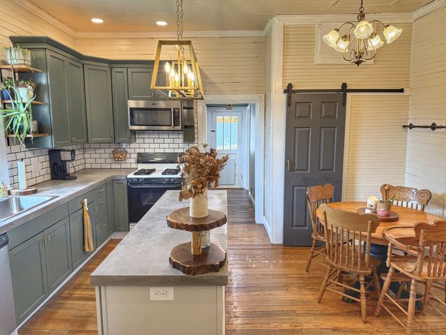 701 W 5th Street, Dickson, TN 37055