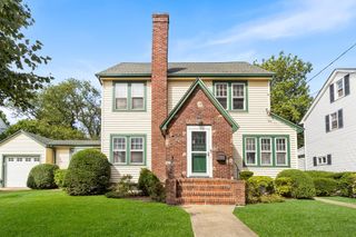 21 Columbia Place, Merrick, NY 11566