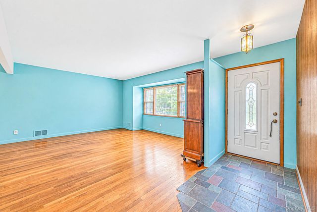 3 June Street, Hauppauge, NY 11788