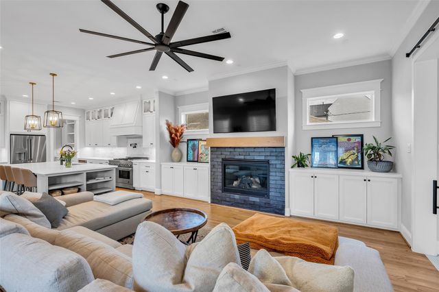 800 Walton Street, Houston, TX 77009