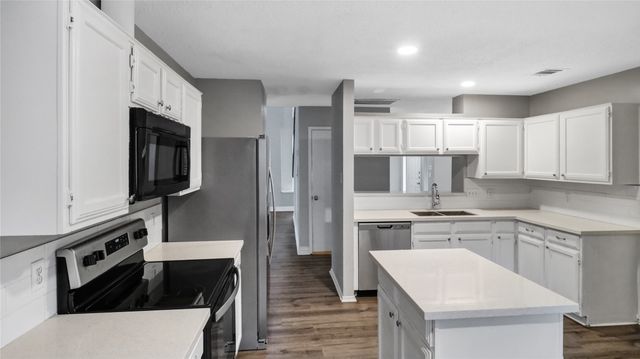 6305 Meadow Glen Drive, Arlington, TX 76018