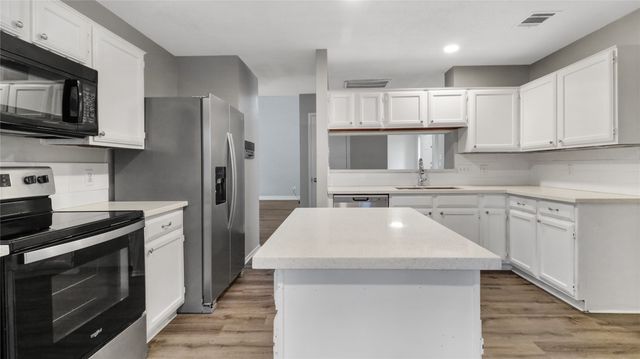 6305 Meadow Glen Drive, Arlington, TX 76018