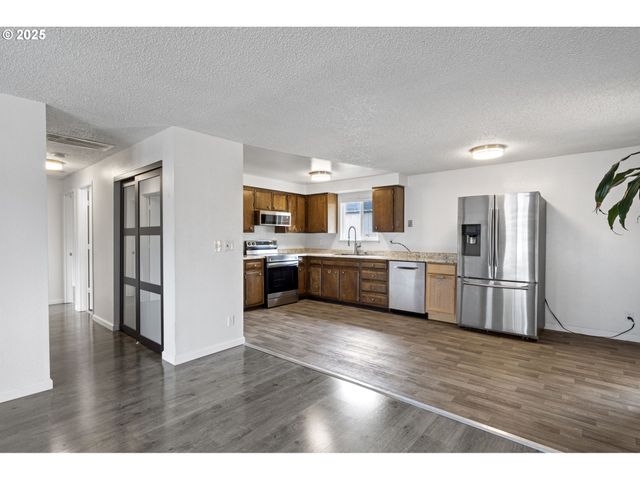 1515 W HARRISON Ave, Cottage Grove, OR 97424