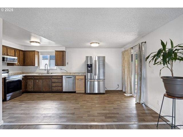 1515 W HARRISON Ave, Cottage Grove, OR 97424