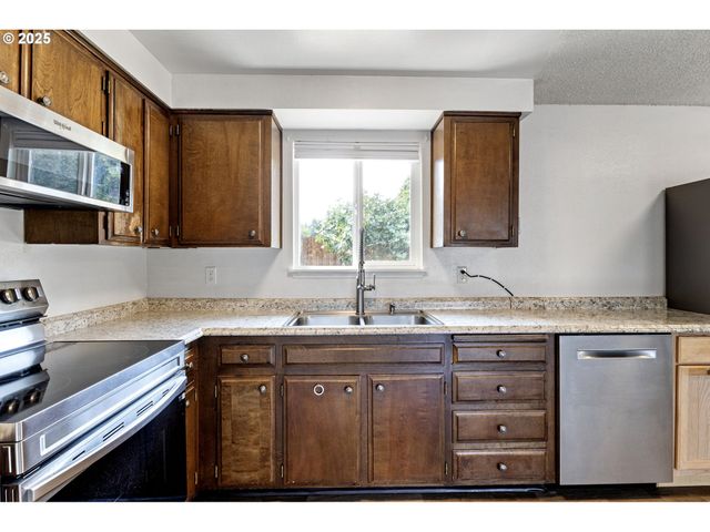 1515 W HARRISON Ave, Cottage Grove, OR 97424