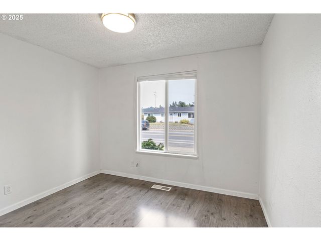 1515 W HARRISON Ave, Cottage Grove, OR 97424